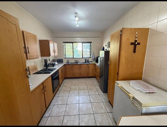 2 BEDROOM FLAT FOR SALE IN VANDERBIJLPARK SE 2